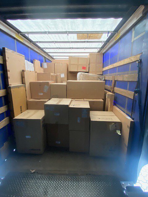 Грузовик, загруженный коробками с мебелью на фабрике в Италии, готовый к отправке в Казахстан. Логистический проект Lazarus.