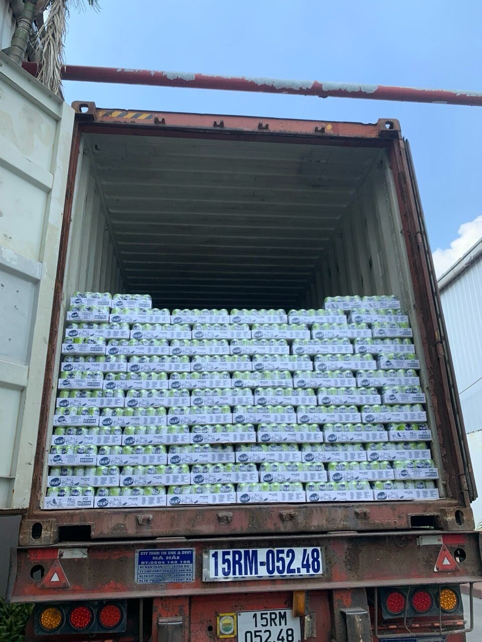 Загрузка 40-футового контейнера напитками во Вьетнаме для мультимодальной перевозки в Кыргызстан. Логистика от Lazarus Forwarding.